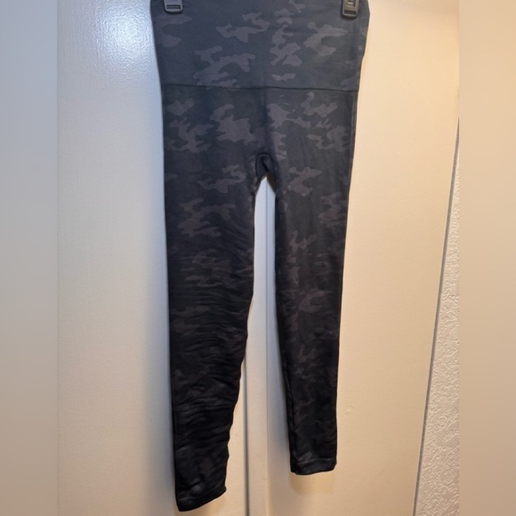 Spanx Look at Me Now Leggings Black Camo. Size medium - Picture 3 of 5